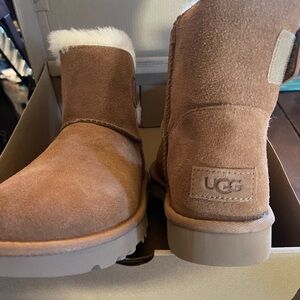 Brand new in box UGG Mini Bailey size 9